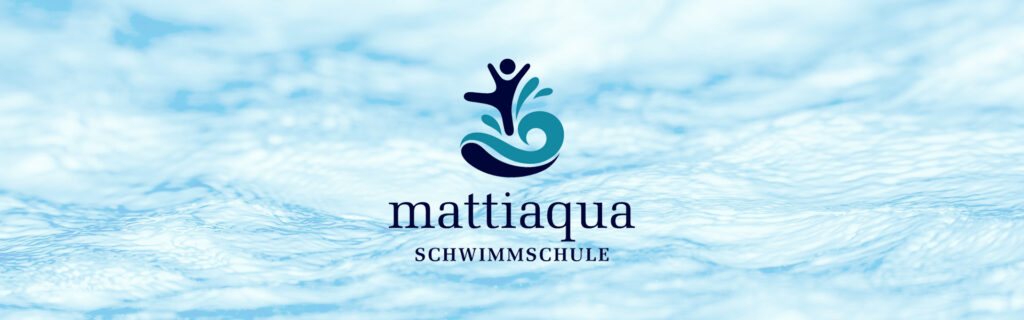 Wasser mit dem Logo von "Schwimmschule mattiaqua" im Vordergrund