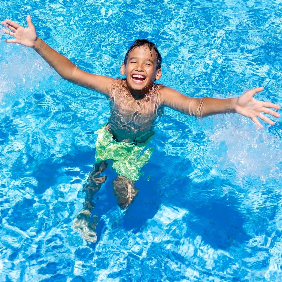 Glückliches Kind schwimmend im Freibad