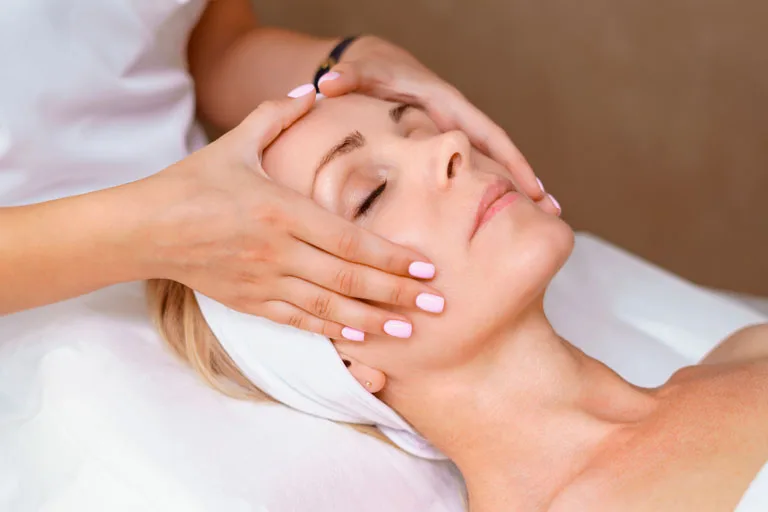 Frau bekommt eine Gesichtsmassage