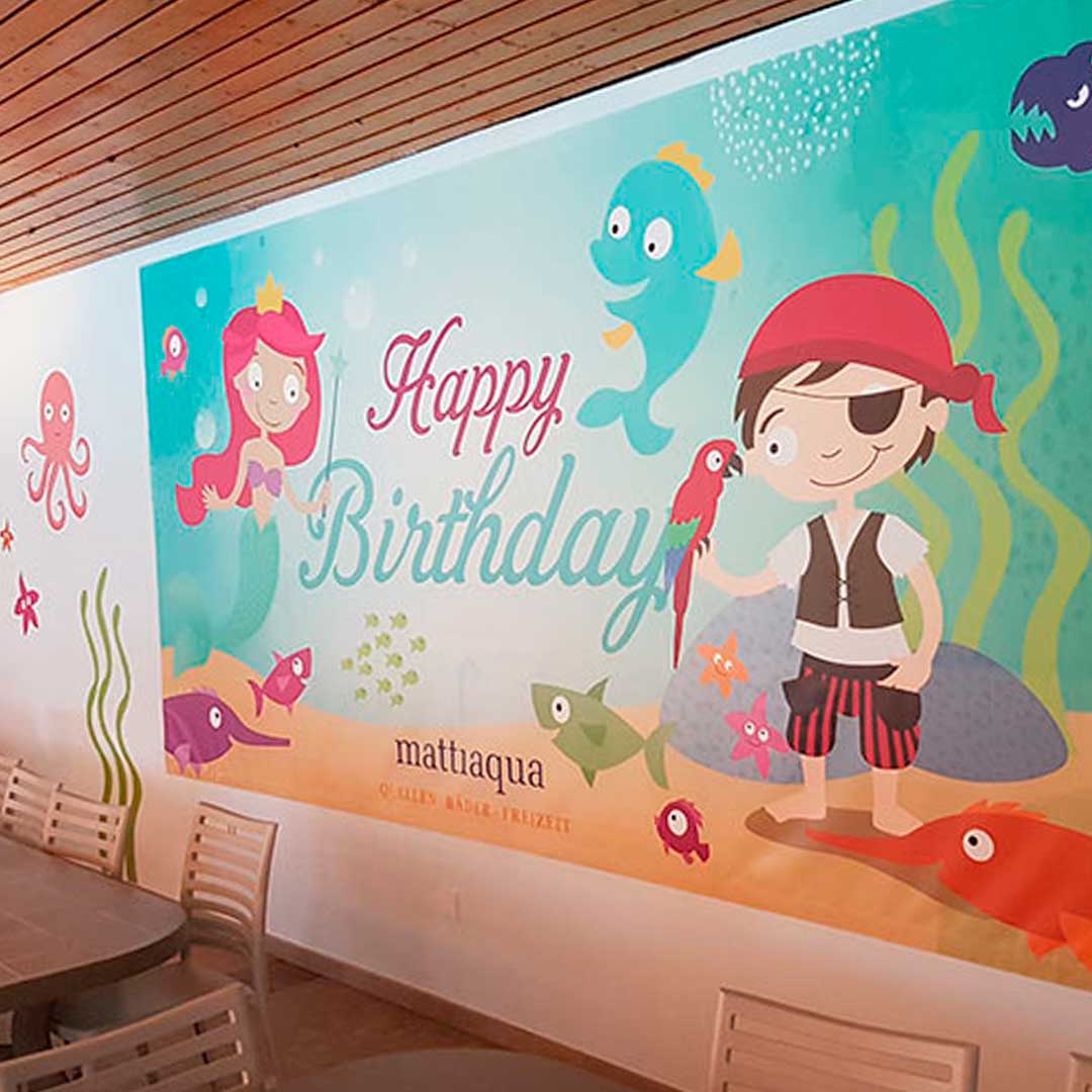 Plakat an der Wand mit Happy Birthday drauf