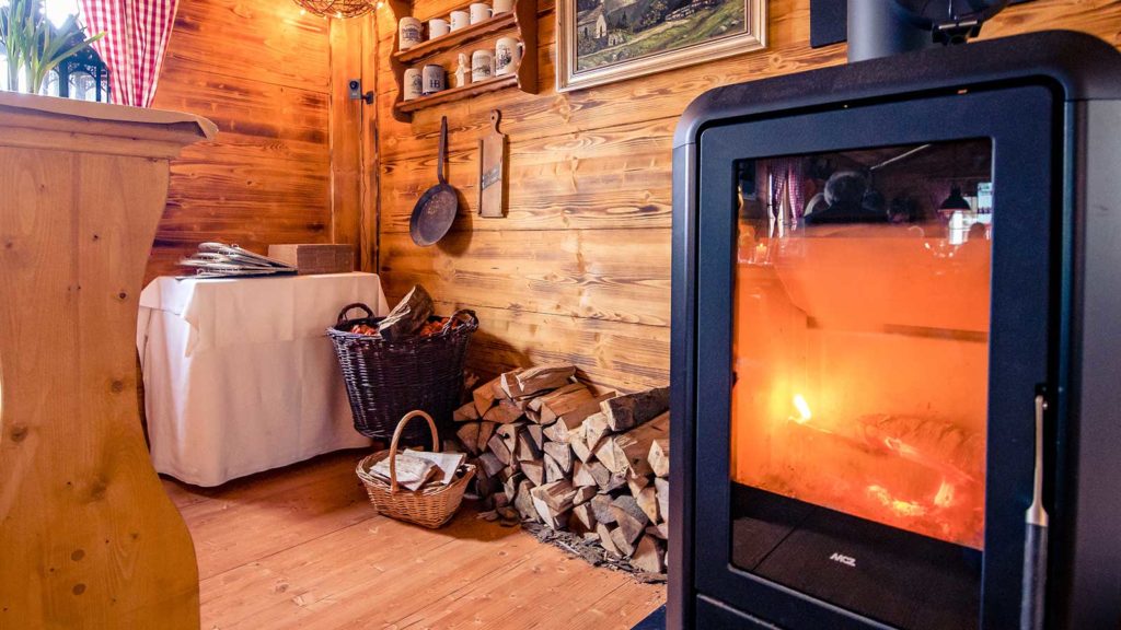 Holzofen mit loderndem Feuer