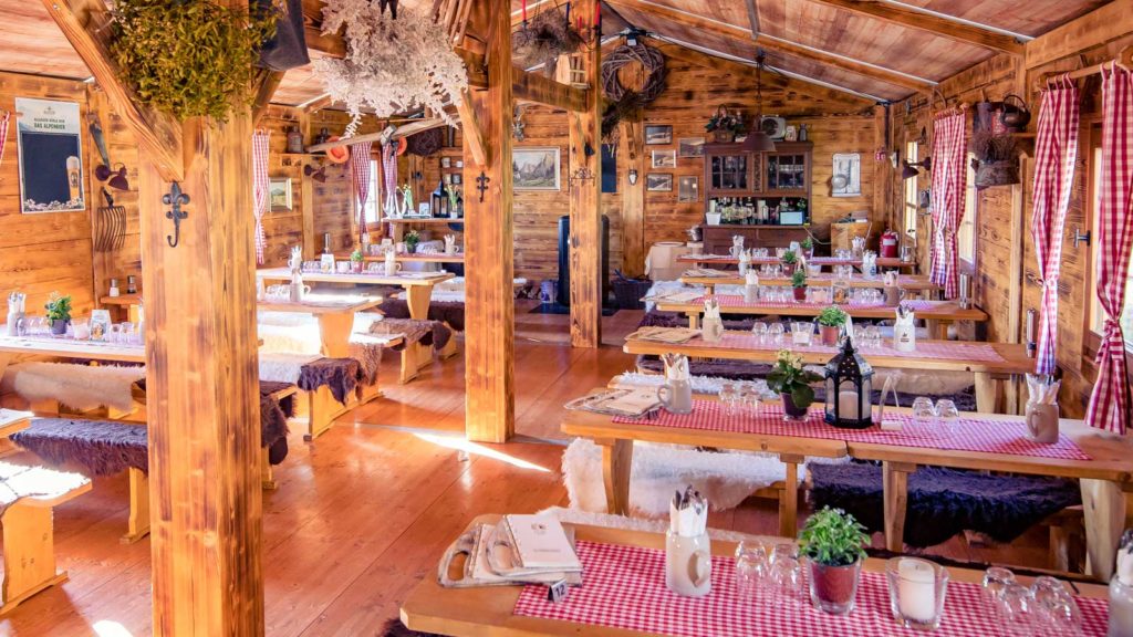 Tische und Bänke in Martha die Hütte