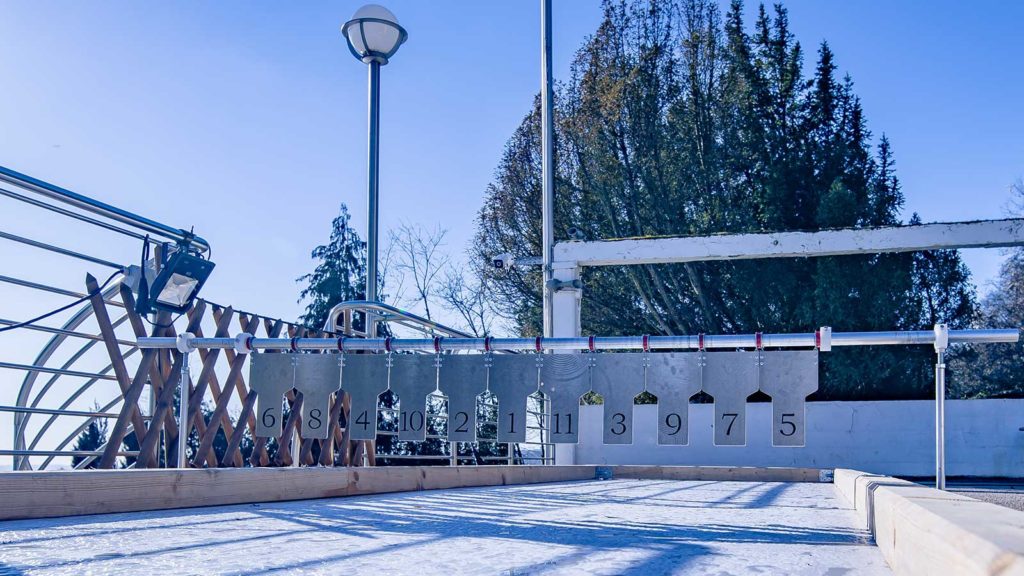 Eisstockbahn vor der Martha die Hütte