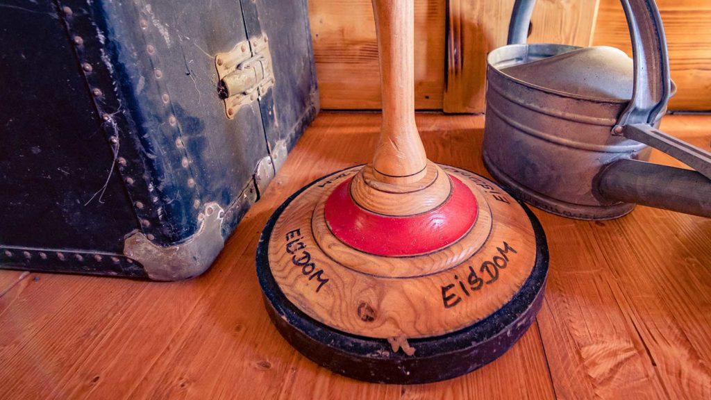 Ein alter Stock zum Eisstockschießen