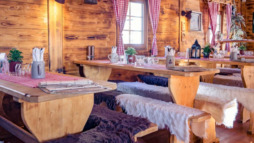 Tische und Bänke in der Martha die Hütte