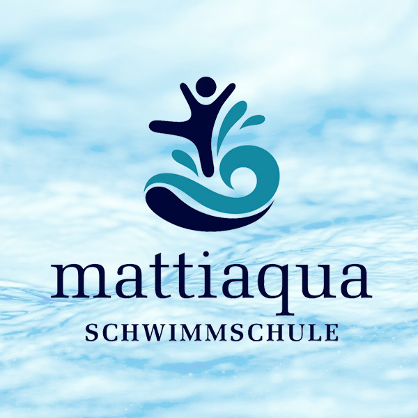Wasser im Hintergrund und davor das Logo von der Schwimmschule