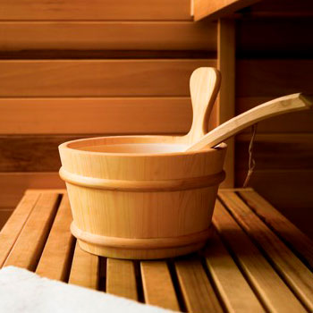 Saunaeimer in der Sauna stehend