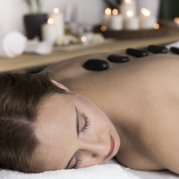 Frau liegend im Spa Bereich