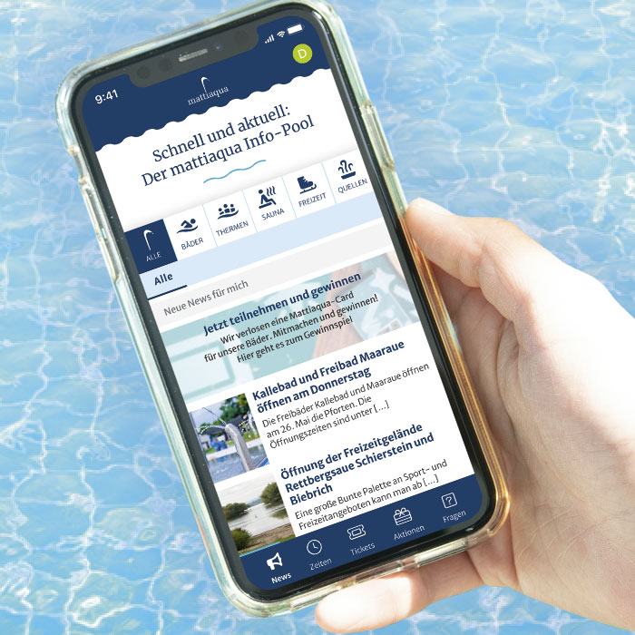 Hand hält Handy mit der mattiaqua-App über einem Schwimmbecken