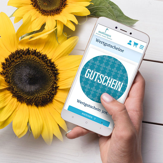 Handy über Tisch mit Sonnenblumen auf dem Tisch