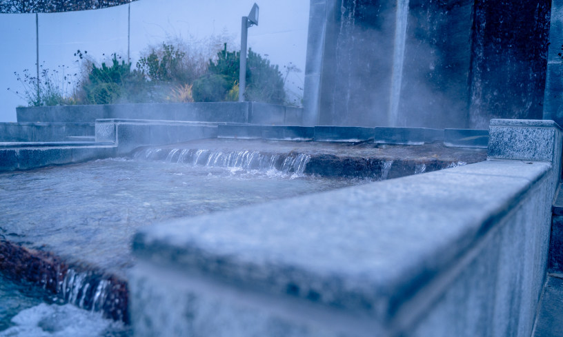 Wasserlauf in das Schwimmbecken vom Thermalbad Aukamtal